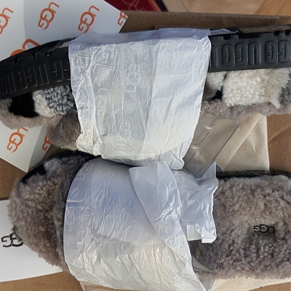 Ugg - Picture 3 of 5